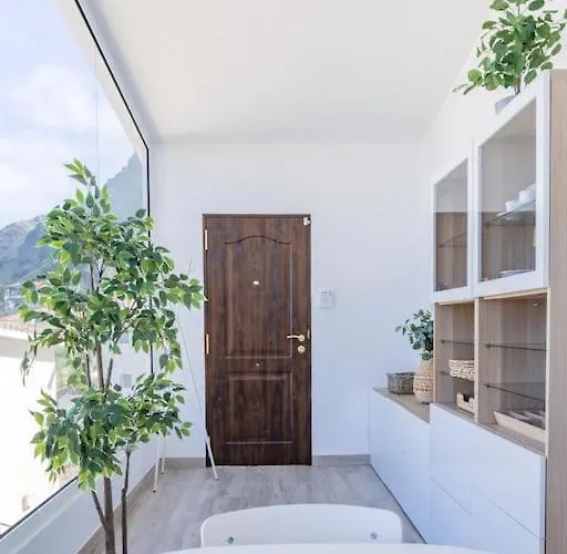 Coastal Vista: Retreat In Nature