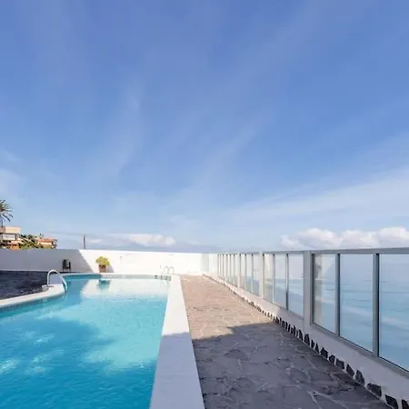 Coastal Vista: Retreat In Nature شقة