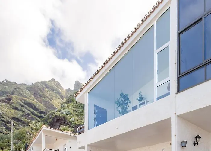 Coastal Vista: Retreat In Nature *